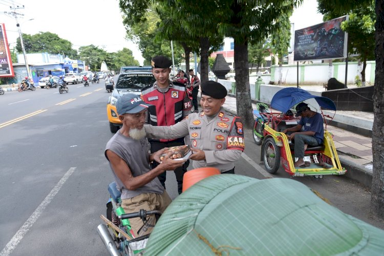 Patroli Humanis, Polres Situbondo Berbagi Nasi Kotak kepada Warga dan Pelajar